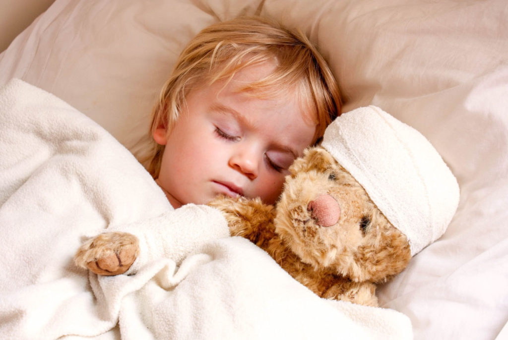 kleiner Junge im Krankenhaus mit Teddybär